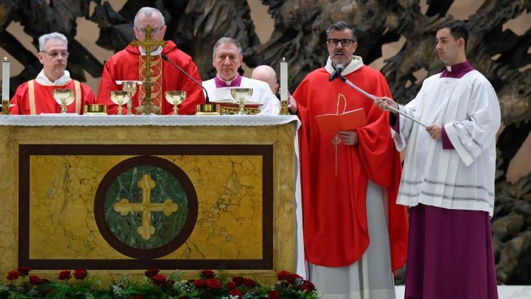 Die Messe mit Kardinal Parolin in der Audienzhalle