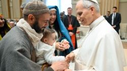 Papež Frančišek je dejal, da smo pred jaslicami, medtem ko zremo božični prizor, »povabljeni, da se duhovno odpravimo na pot, pritegnjeni od ponižnosti Njega, ki je postal človek, da bi srečal vsakega človeka«.