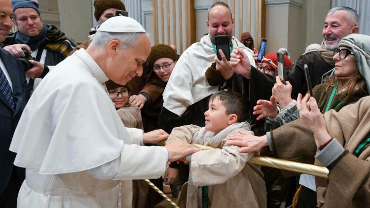 El Papa saluda a los artistas