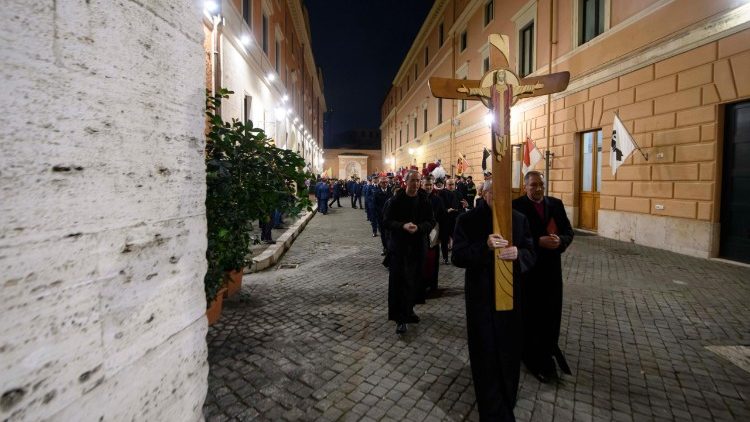 La processione verso la Porta Santa delle Forze di Sicurezza del Vaticano.