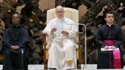 Il Papa durante l'udienza con i partecipanti al Giubileo della diplomazia italiana in Aula Paolo VI