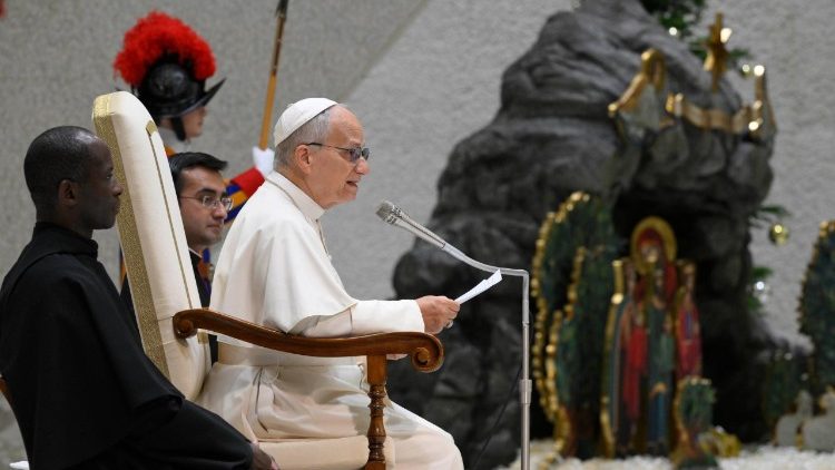 Lev XIV. promlouvá k účastníkům Jubilea italské diplomacie ve vatikánské Aule Pavla VI., sobota 13. prosince 2025