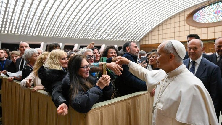 Le Pape a b&eacute;ni les fonctionnaires italiens r&eacute;unis dans la salle Paul VI. 