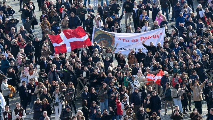 I fedeli in Piazza San Pietro per l'Angelus