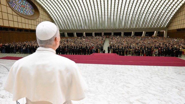 Papa Leone XIV in Aula Paolo VI durante l'udienza ai donatori dell'albero e del presepe in Piazza San Pietro