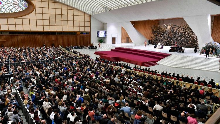 संत पापा पॉल षष्टम हॉल में निर्मित चरनी और संत पेत्रुस महागिरजाघऱ के प्रांगण में सुशोभित चरनी और क्रिसमस ट्री के दानदाताओं के साथ संत पापा लियो 14वें