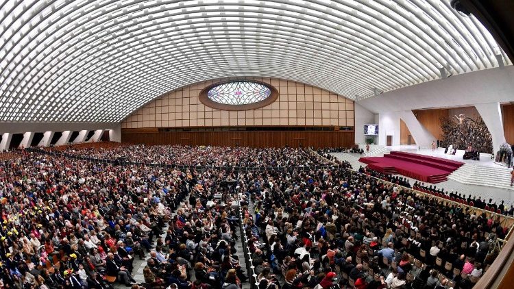 A Sala Paulo VI recebeu 4.500 pessoas para a audi&ecirc;ncia com o Papa