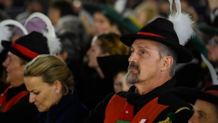 Washiriki wa uzinduzi wa pango na mti wa Noeli