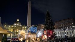 2025.12.15 Inaugurazione del presepe e accensione dell'albero di Natale a Piazza S. Pietro