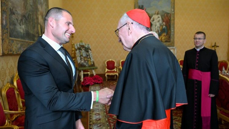 O primeiro-ministro de Malta na Secretaria de Estado com o cardeal Pietro Parolin