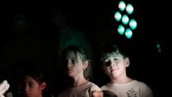 Skolas bērni tiekas ar pāvestu