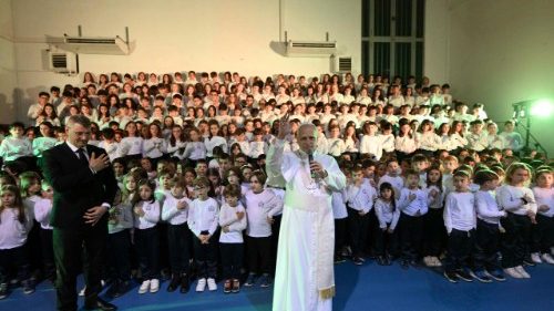 El Papa dirige unas palabras improvisadas a los niños que prepararon el concierto de Navidad en Castel Gandolfo