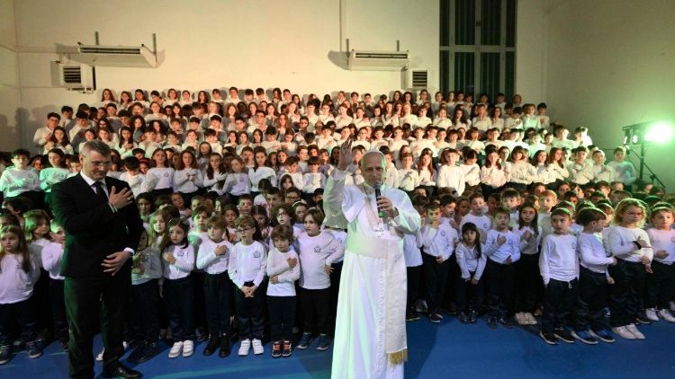 El Papa dirige unas palabras improvisadas a los niños que prepararon el concierto de Navidad en Castel Gandolfo