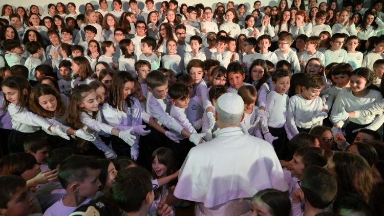 Papež mezi dětmi