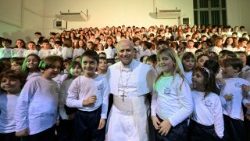 Papa Leone XIV con i piccoli coristi della Scuola Pontificia Paolo VI.