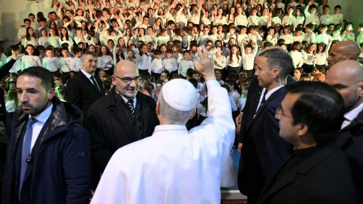 Papa akiwasalimia watoto