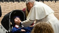 Papież podczas pozdrowienia chorych przed rozpoczęciem audiencji generalnej