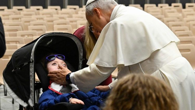 Lev XIV. při setk&aacute;n&iacute; s nemocn&yacute;mi