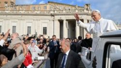 Papież Leon XIV podczas audiencji generalnej 17 grudnia 2025 roku