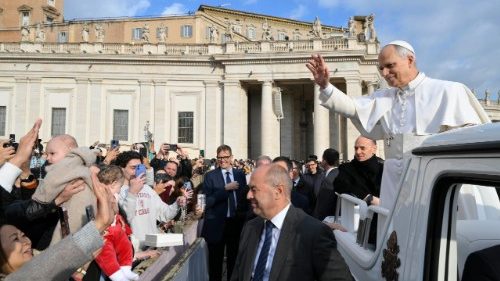 Papież Leon XIV podczas audiencji generalnej 17 grudnia 2025 roku