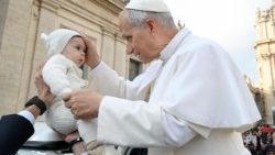 2025.12.17 संत पेत्रुस प्रांगण में  एक बच्चे को आशीष देते हुए संत पापा लियो 14वें