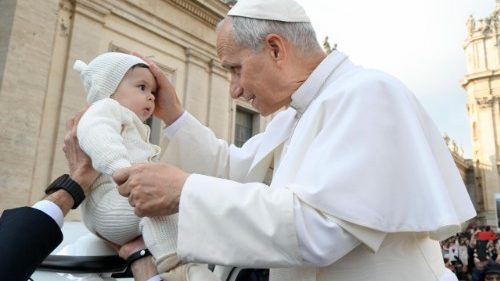 2025.12.17 संत पेत्रुस प्रांगण में  एक बच्चे को आशीष देते हुए संत पापा लियो 14वें