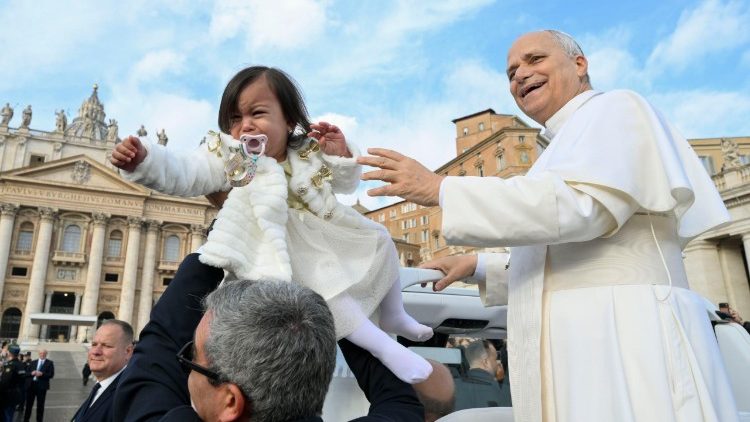 Papa akimbariki mtoto