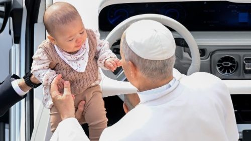 Il Papa: investimenti finanziari oggi idolatrati al sanguinoso prezzo di milioni di vite umane