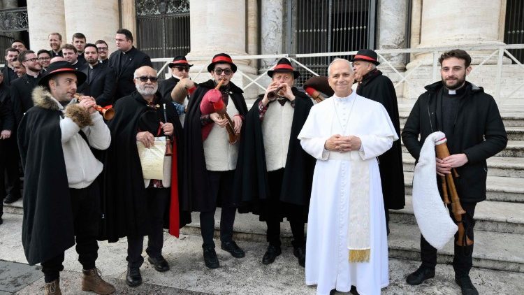 Kar&aacute;csonyi dud&aacute;sok a Szentaty&aacute;val