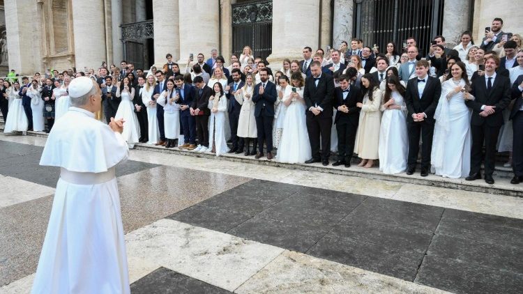 &Aacute;ld&aacute;s az ifj&uacute; h&aacute;zasoknak