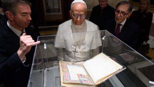 Il Papa nella Biblioteca del Senato visita la mostra sulla Bibbia di Borso d'Este