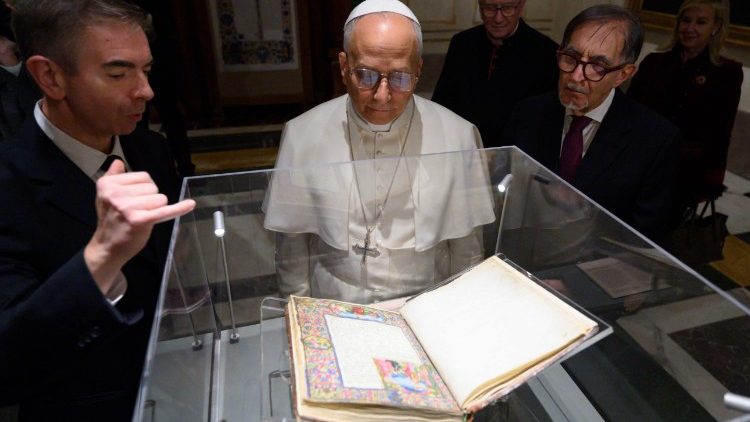 Il Papa nella Biblioteca del Senato visita la mostra sulla Bibbia di Borso d'Este