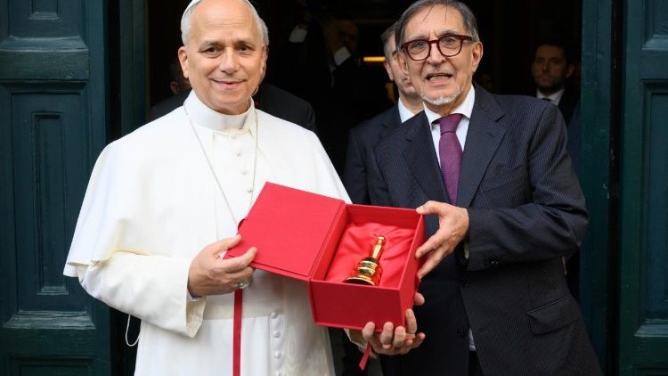 Papa Leone XIV con il presidente del Senato, Ignazio La Russa