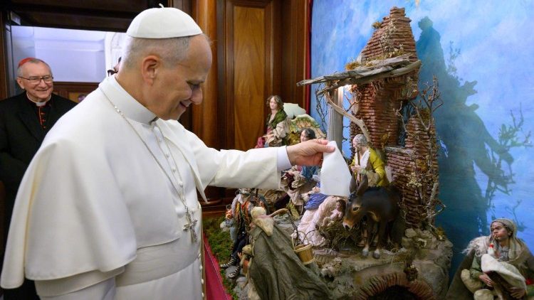 Il Papa scopre il velo posto sull’immagine del Bambino Ges&ugrave; nel Presepe