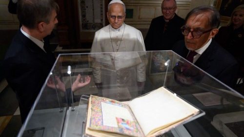 Le Pape en visite au S&eacute;nat italien pour une exposition sur la Bible de Borso d'Este