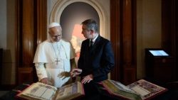 Papież ogląda Biblię Borso d'Este