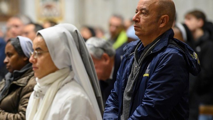 Fieles asisten a la santa misa en preparaci&oacute;n a la Navidad para los trabajadores de la Santa Sede y del Estado de la Ciudad del Vaticano