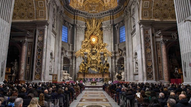La messa in preparazione al Natale per i dipendenti vaticani