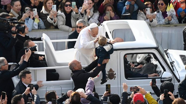 Leone XIV mentre benedice un bambino]
