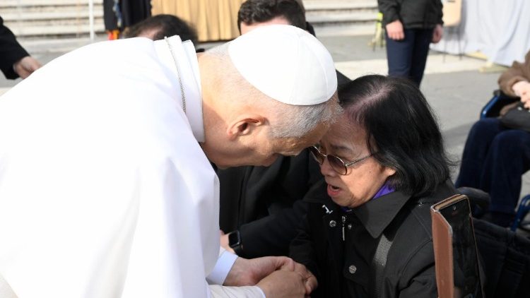 Il Papa mentre si sofferma con alcuni malati