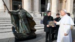 Papa Leone e la scultura che ritrae Papa Francesco