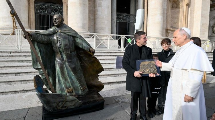 Papa Leone e la scultura che ritrae Papa Francesco