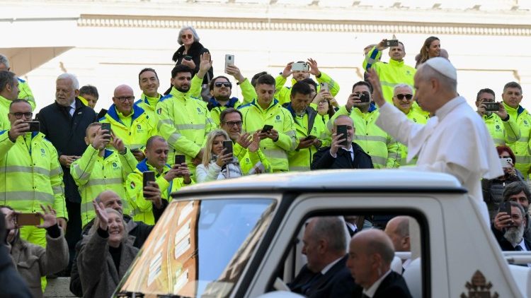 Papa akizunguka kusalimia mahujaji