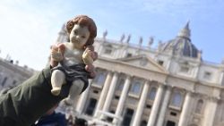 Statueta Pruncului Isus pe care papa Leon XIV a binecuvântat-o la finalul rugăciunii Angelus. 