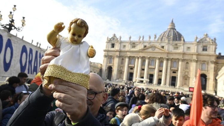 I Bambinelli portati in Piazza San Pietro per la benedizione