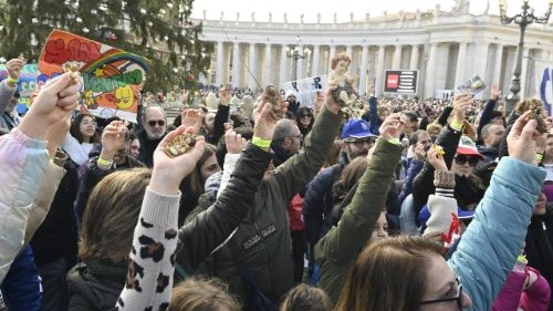 Папа благословил фигурки Младенца Иисуса для римских вертепов