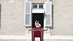 Le Pape Léon XIV à la fenêtre du palais apostolique. 