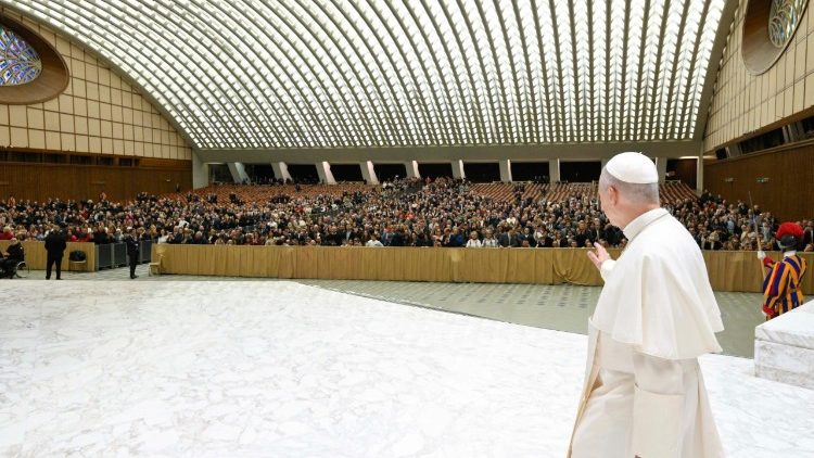 El Papa deseando feliz navidad a los empleados del Vaticano