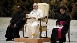 2025.12.22 संत पापा पहली बार वाटिकन के कर्मचारियों और उनके परिवार के सदस्यों से मुलाकात कर क्रिसमस की बधाई दी। 