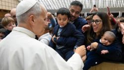 البابا يستقبل موظفي الكوريا الرومانية ونيابة أبرشية روما لتبادل التهاني بحلول عيد الميلاد